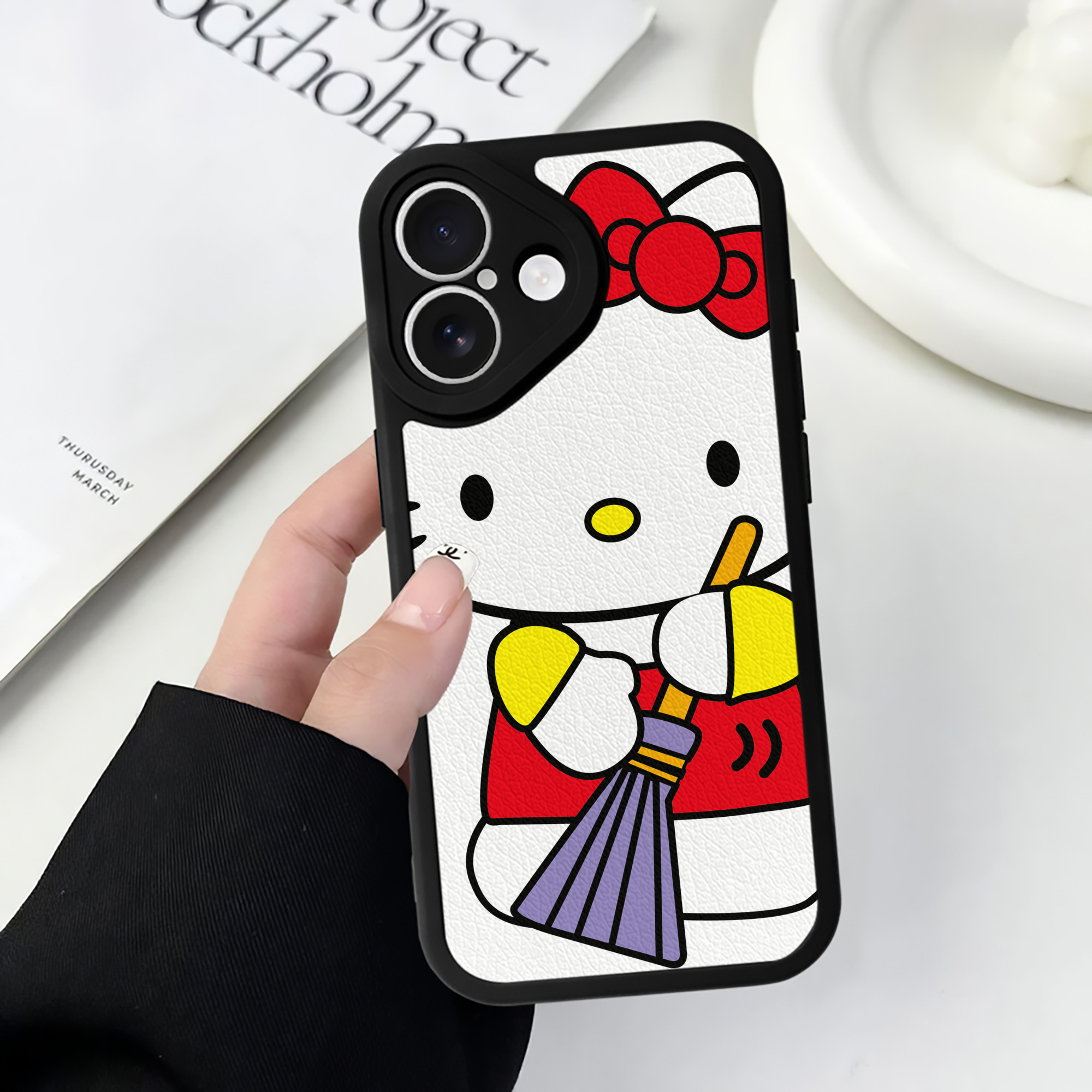 （画像用） Hello Kitty ハローキティ 【iPhone 16シリーズ対応】シリコンスマホケース（レザー調） 材質：シリコン